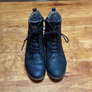 Vintage TOMS booties -original release! Black leather, funky knit lining, size 9